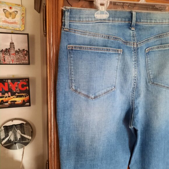 SONOMA Distressed Mid-Rise Cropped Boyfriend Jeans NWOT! - Size 12 - Picture 9 of 16